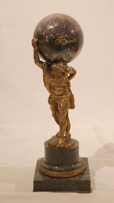 PENDULE à l'allégorie d'Atlas en bronze doré,...