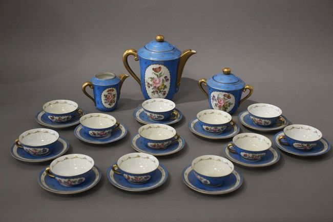 SERVICE A THÉ en porcelaine émaillée à décor...