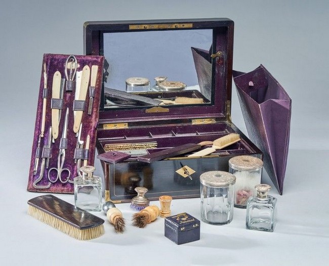 COFFRET DE VOYAGE en palissandre et filets...