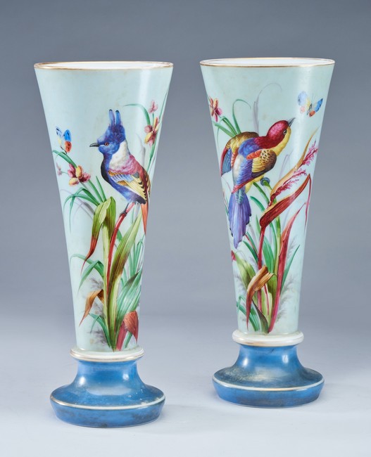 PAIRE DE GRANDS VASES cornets en verre opalin...