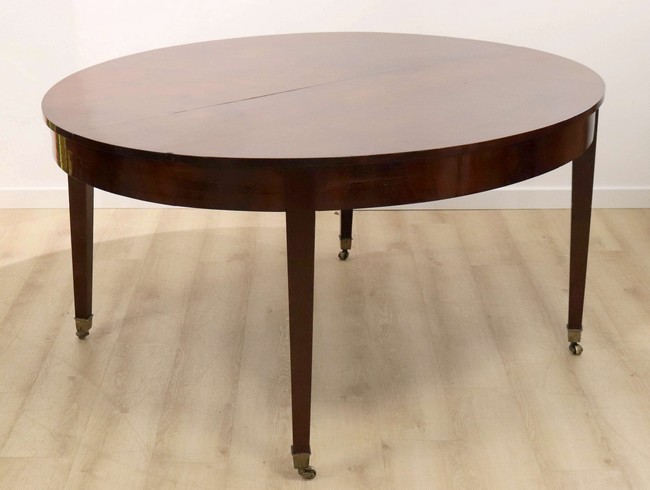 TABLE ovale à bandeau, en acajou et plaquage...