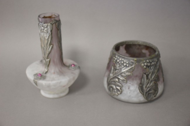 DEUX VASES en verre marmoréen rose et blanc...