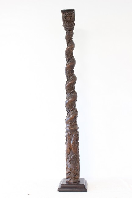 COLONNE baroque en bois sculpté à fût torsadé...