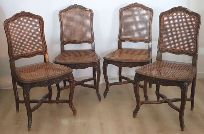 SUITE DE QUATRE CHAISES cannées à dossier...