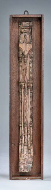 BEL ELEMENT DE COLONNE en bois finement sculpté...