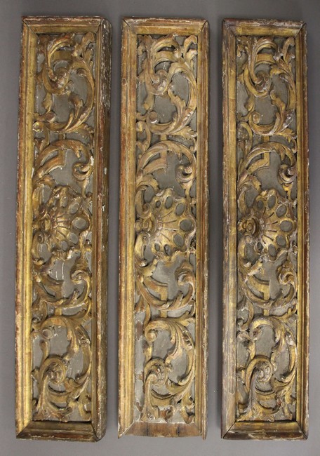 TROIS PANNEAUX en bois sculpté et doré sur...