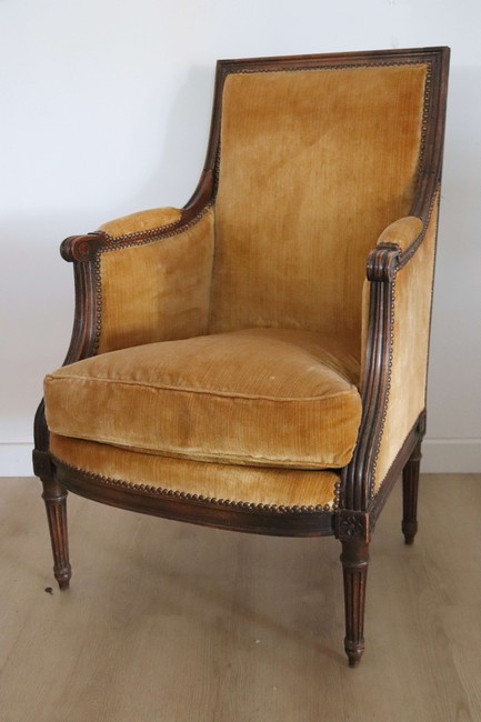 BERGERE à dossier droit carré en hêtre mouluré,...