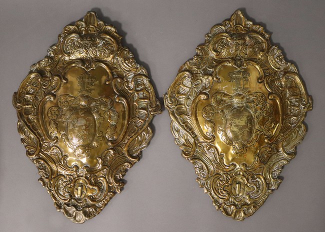 PAIRE DE PLAQUES en cuivre doré formant réflecteur...