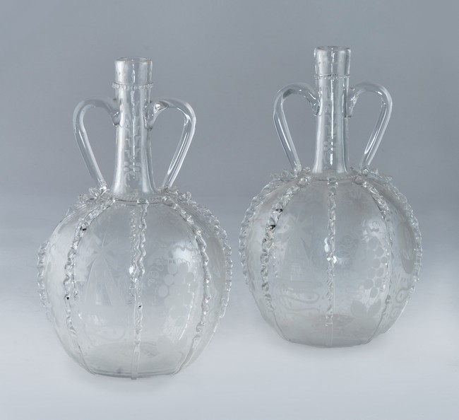 PAIRE DE BOUTEILLES à haut col et deux anses,...