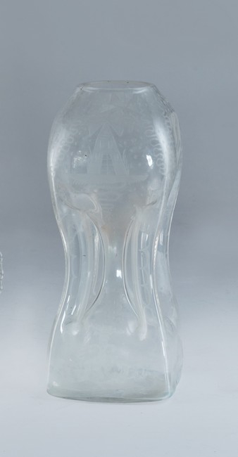 ORIGINAL VASE en forme de sablier en verre...
