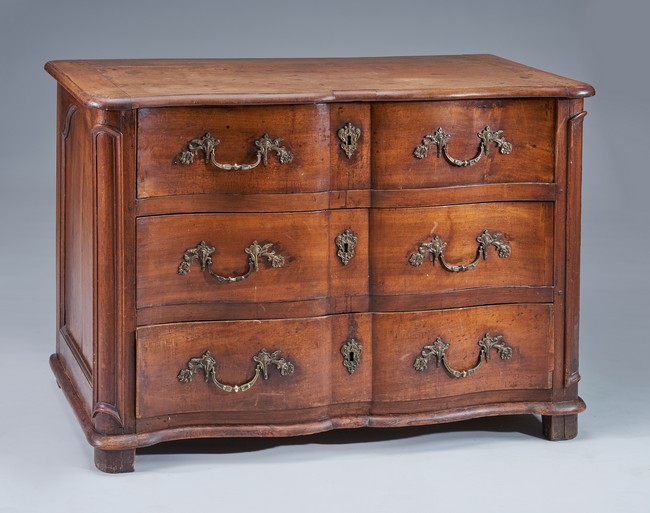 COMMODE à façade arbalète en noyer ouvrant...