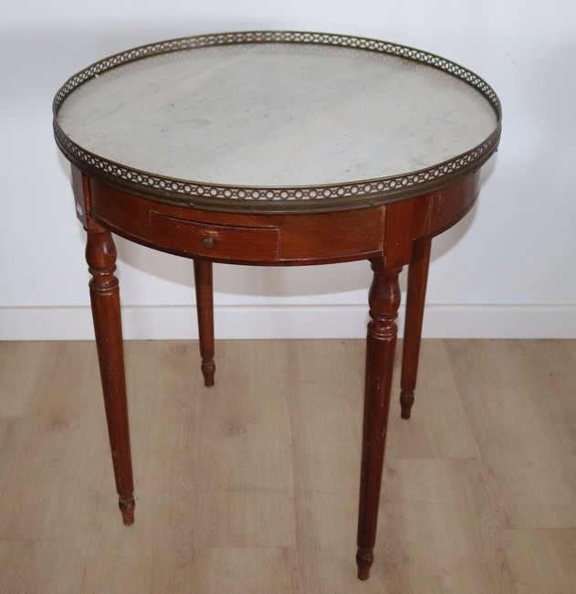 TABLE BOUILLOTE en acajou et placage d'acajou...