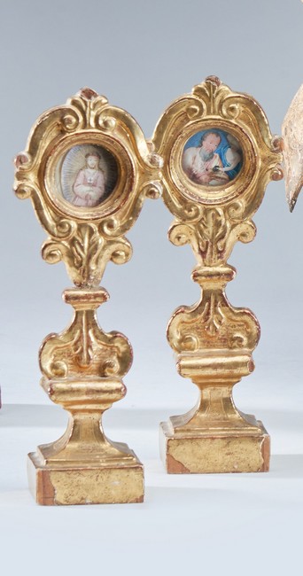 PAIRE DE PETITS OSTENSOIRS en bois sculpté...