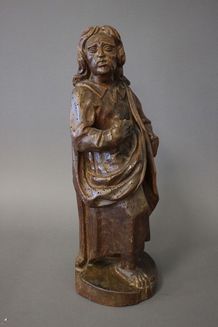 PERSONNAGE en bois sculpté, les pieds nu...