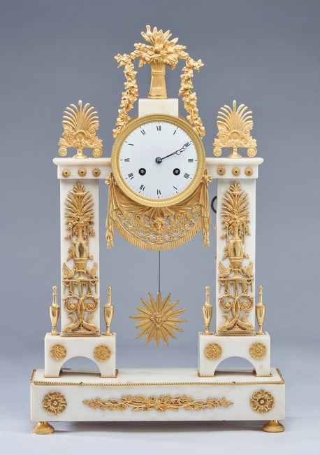 PENDULE PORTIQUE en marbre blanc et bronze...