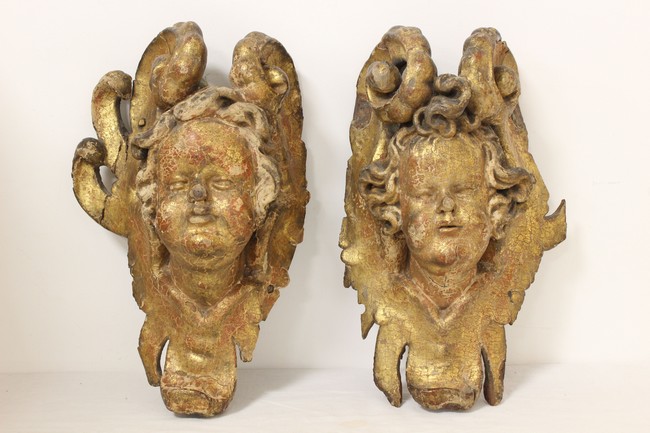 PAIRE DE MASCARONS D'ANGELOTS dans des rinceaux...
