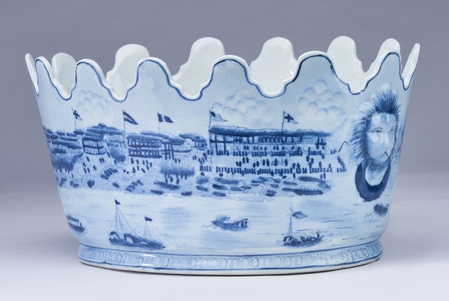 VERRIERE ovale en porcelaine à décor émaillé...