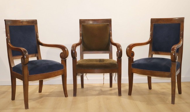 PAIRE DE FAUTEUILS à dossier carré légèrement...
