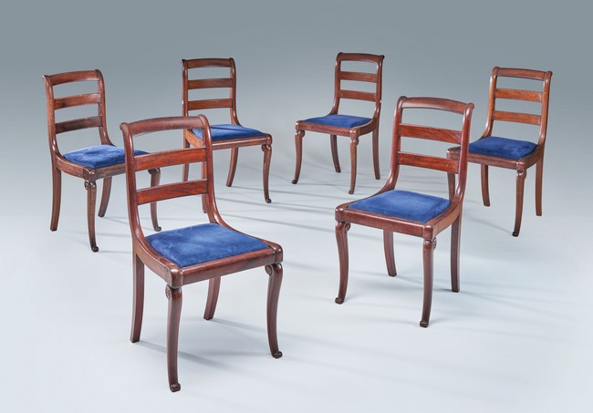 SUITE DE SIX CHAISES en acajou et placage...
