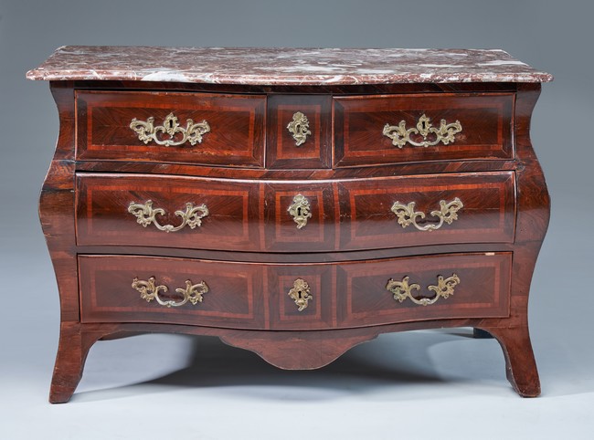 COMMODE de forme tombeau en placage de bois...