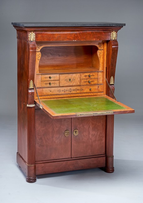 SECRETAIRE rectangulaire en acajou et placage...