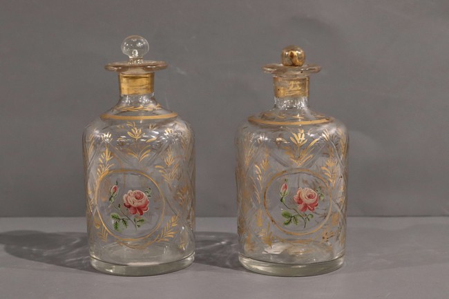 PAIRE DE FLACONS en verre soufflé gravé et...