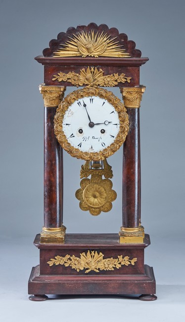 PENDULE PORTIQUE en acajou et placage d'acajou...