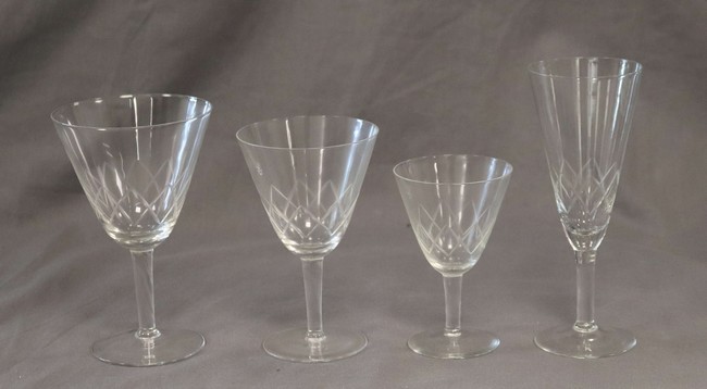 *PARTIE DE SERVICE DE VERRES A PIED en verre,...