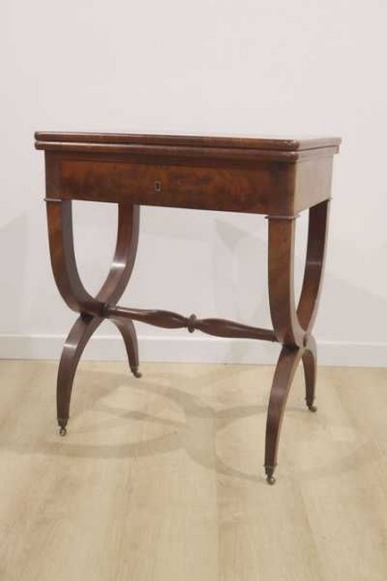 PETITE TABLE A JEUX en acajou et placage...