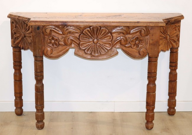 CONSOLE de forme trapèze en résineux sculpté...