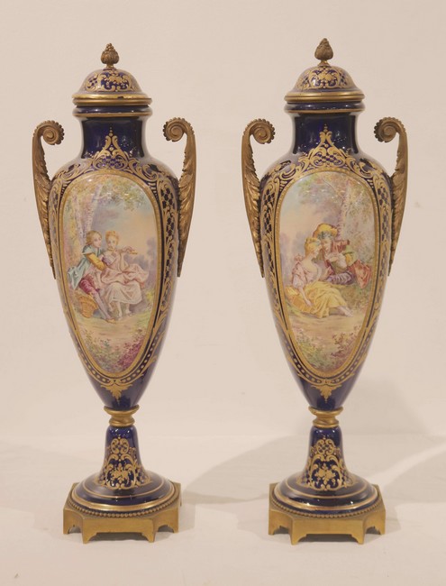 PAIRE DE VASES COUVERTS en porcelaine émaillée...