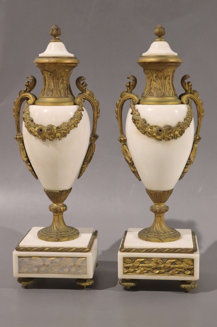 GARNITURE DE CHEMINEE en marbre blanc et...