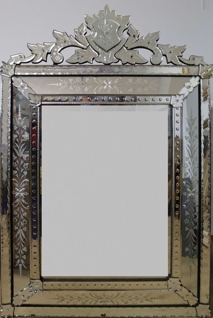 MIROIR VENITIEN à fronton à décor gravé de...