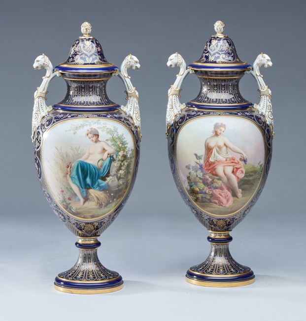 PAIRE DE VASES COUVERTS en porcelaine émaillée...