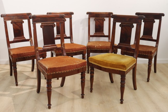 SUITE DE SIX CHAISES en acajou et placage...