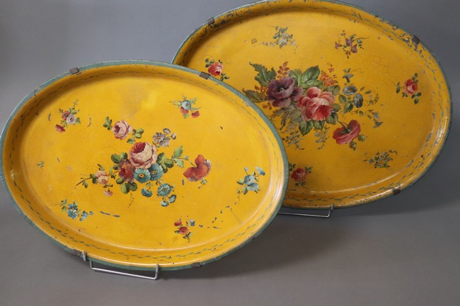 DEUX PLATEAUX OVALES en tôle laquée à décor...