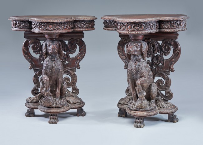 PAIRE DE CONSOLES en chêne sculpté et ciré,...