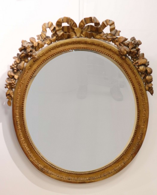 MIROIR ovale biseauté dans un cadre en bois...