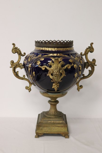 IMPORTANT VASE MEDICIS en porcelaine bleu...