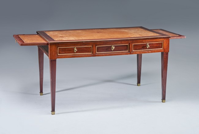 PETIT BUREAU PLAT en acajou et placage d'acajou...
