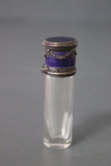 FLACON A SEL en cristal de forme cylindrique,...