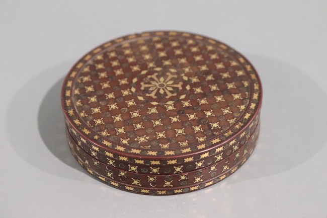 BOÎTE ronde en écaille laqué brun, piquée...