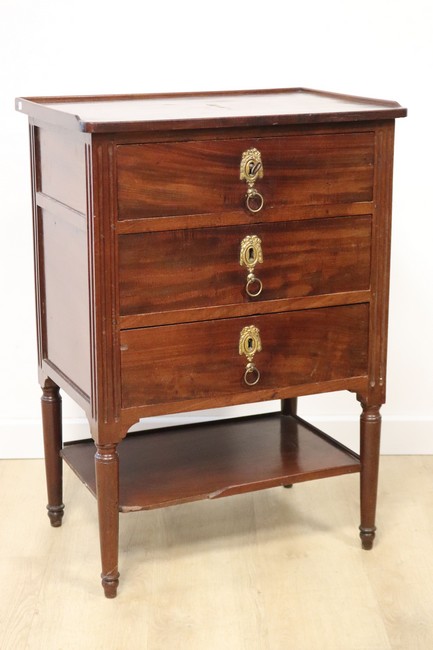 TABLE D'APPOINT en acajou et placage d'acajou...