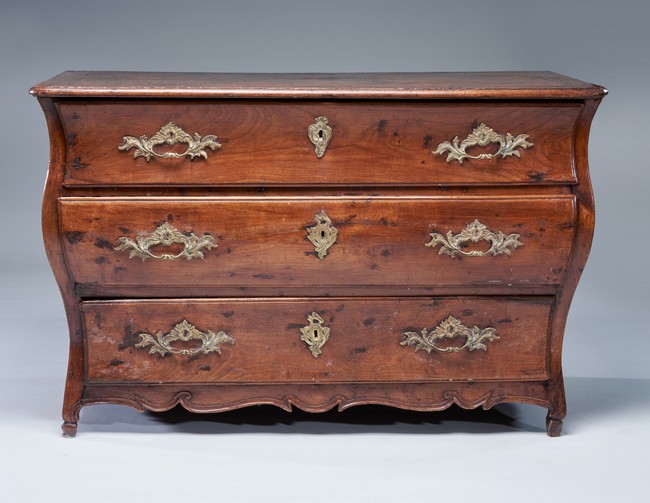 LARGE COMMODE de forme tombeau en noyer ouvrant...