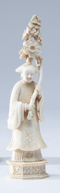 PETIT OKIMONO en ivoire sculpté figurant...