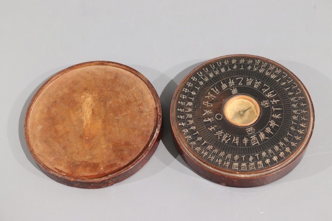 BOUSSOLE géomantique dans une boîte ronde...