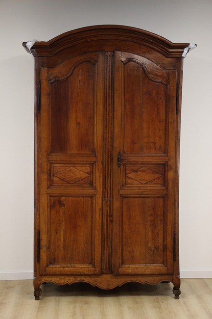 ARMOIRE en merisier mouluré ouvrant à deux...