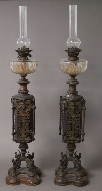 PAIRE DE LAMPES A HUILE en bronze, médaille...