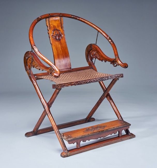 FAUTEUIL en bois verni et laiton, à large...