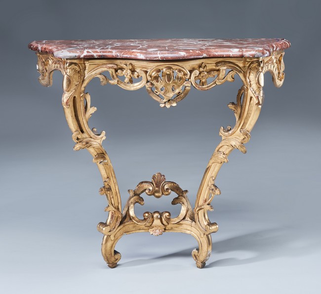CONSOLE en bois sculpté, ajouré et doré à...